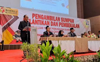 Ketua Bawaslu Kabupaten Semarang menyampaikan sambutan pada pelantikan dan pembekalan Pengawas TPS