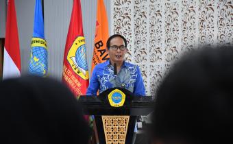 Ketua Bawaslu Kabupaten Semarang, Agus Riyanto, S.P., S.H. Saat menyampaikan Sambutan dalam Kegiatan Seminar dan Simulasi Mood Court yang diselenggarakan di Gedung HM Iskak Soepardo Universitas Ngudi Waluyo, Selasa, (21/04/2026)