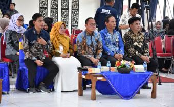 Koordinator Divisi Penyelesaian Sengketa Bawaslu Provinsi Jawa Tengah, Wahyudi Sutrisno, S.H., M.H. Saat menjadi Keynote Speech pada Kegiatan Seminar dan Simulasi Moot Court : Pengawasan Pemilu dan Penyelesaian Sengketa Proses Pemilu, di Aula HM. Iskak Soepardi, Universitas Ngudi Waluyo Ungaran, Selasa, (21/04/2026)