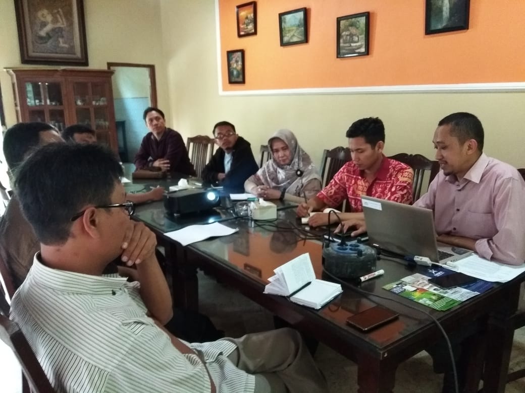 Sosialisasi Tolak Politik Uang Melalui Program Siaran Radio " Guyon Maton "