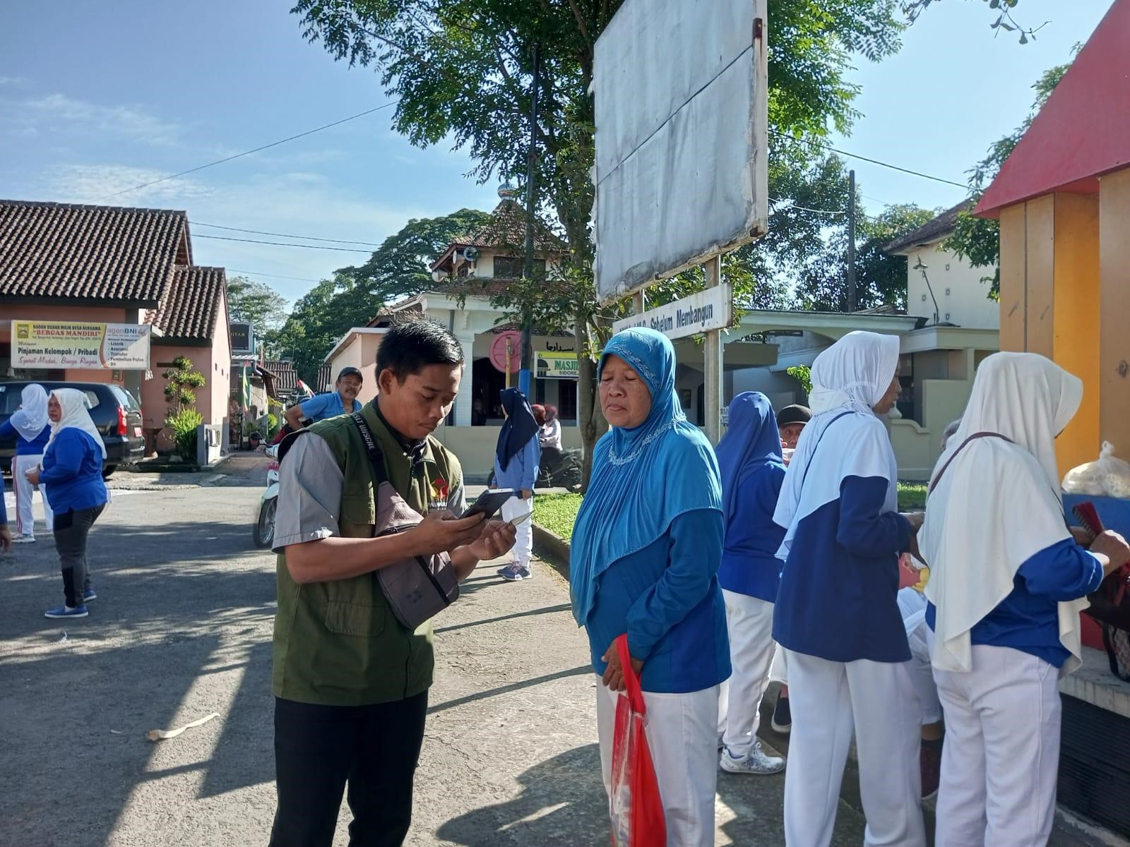 Patroli Pengawasan di Lapangan Bergas, Panwascam Bertemu Warga dan Lansia