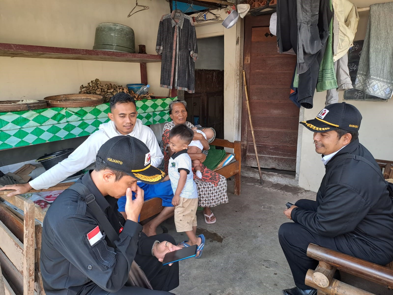 Kawal Hak Pilih, Panwascam Bergas Datangi Pemilih Disabilitas