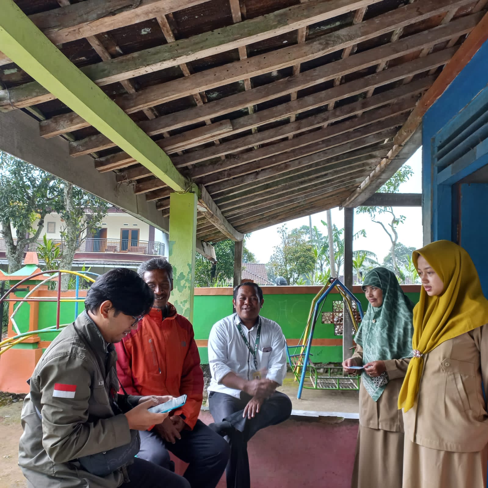 Patroli Pengawasan Kawal Hak Pilih, Panwascam Getasan Temui Guru Sekolah