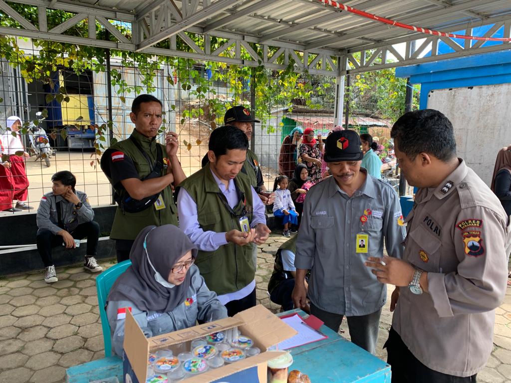 Panwascam Jambu Patroli Pengawasan Kawal Hak Pilih, Seorang Anggota Polisi Cek Namanya dalam DPT Online