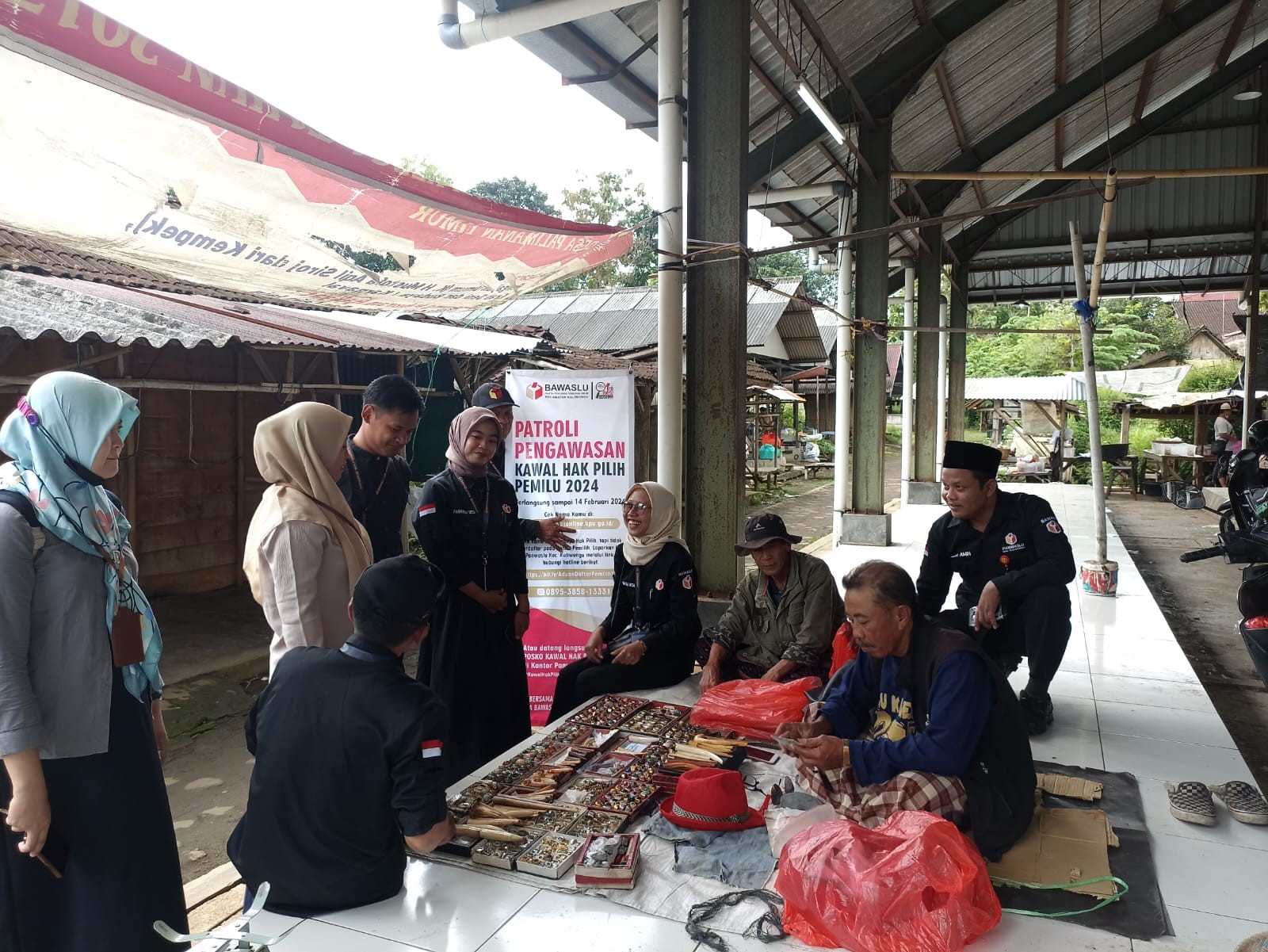 Panwaslu Kaliwungu Pastikan Hak Pilih Warga di Pusat Pembelanjaan Pasar Rakyat Kaliwungu Tetap Aman