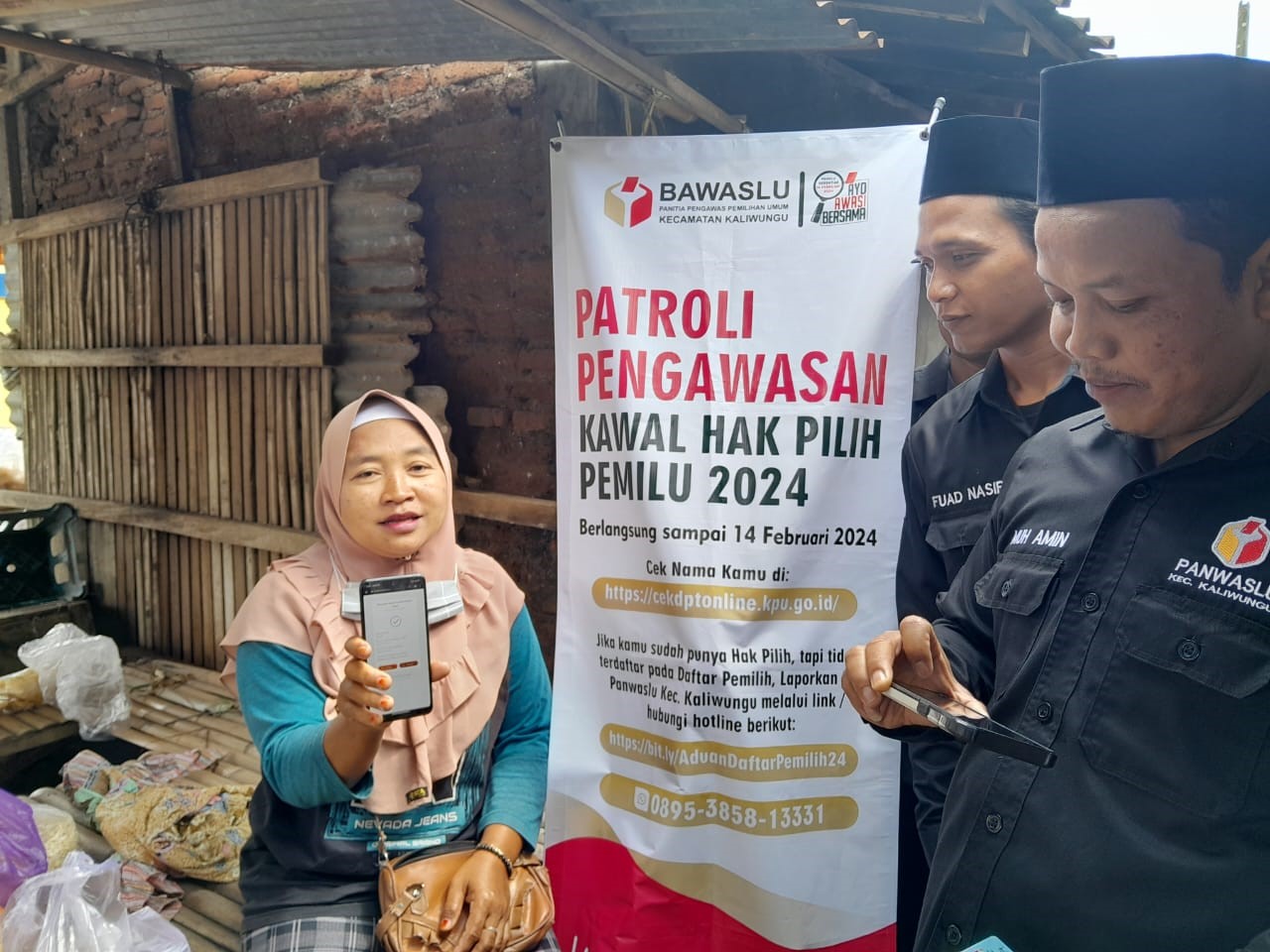 Panwaslu Kecamatan Kaliwungu Pastikan Hak Pilih Warga di Pusat Perbelanjaan Pasar Rakyat Desa Mukiran Tetap Aman