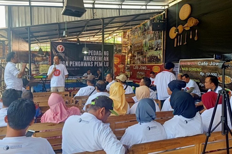 Pedagang Angkringan Juga Pengawas Pemilihan