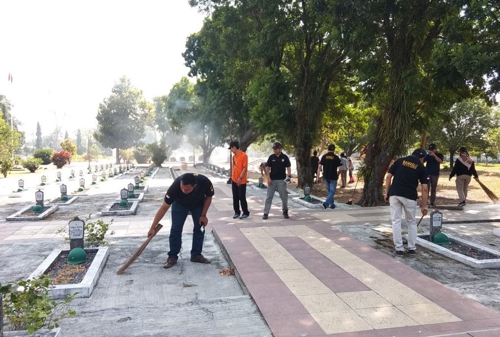 Bawaslu Kabupaten Semarang Hormati Jasa Pejuang Kemerdekaan di Taman Makam Pahlawan Bhakti Pratiwi