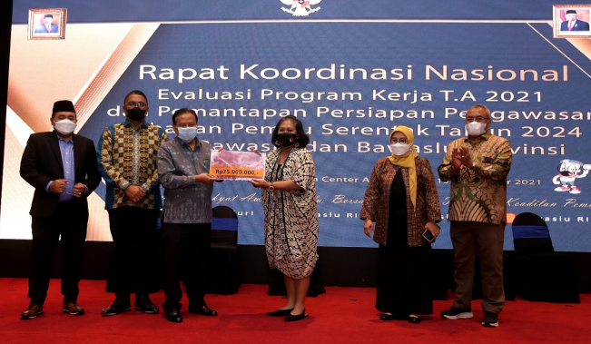 Bawaslu Serahkan Bantuan Korban Erupsi Gunung Semeru