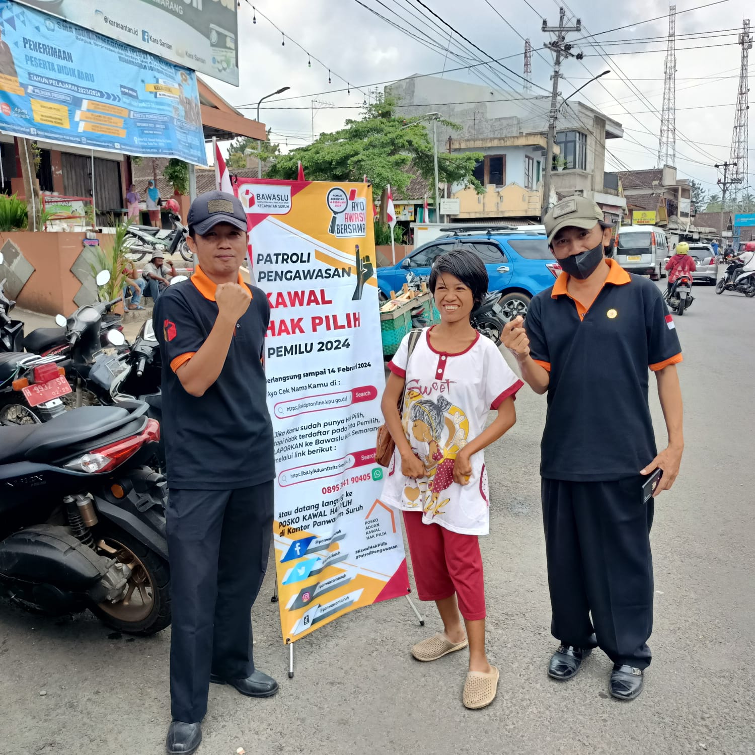 Menyisir Keramaian Pasar Suruh, Panwascam Sampaikan Informasi Hak Pilih Secara Utuh