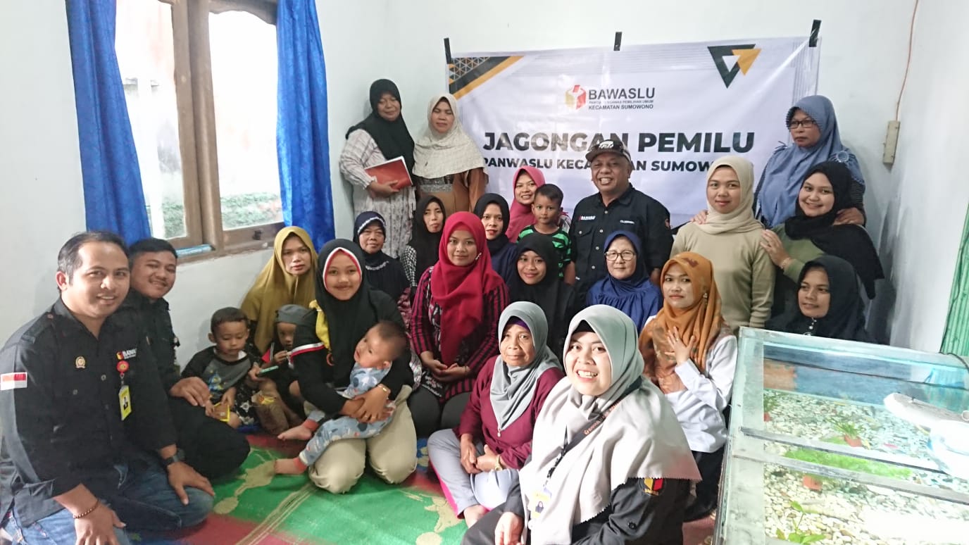 Panwascam Sumowono Jagongan Pemilu dengan Ibu-ibu