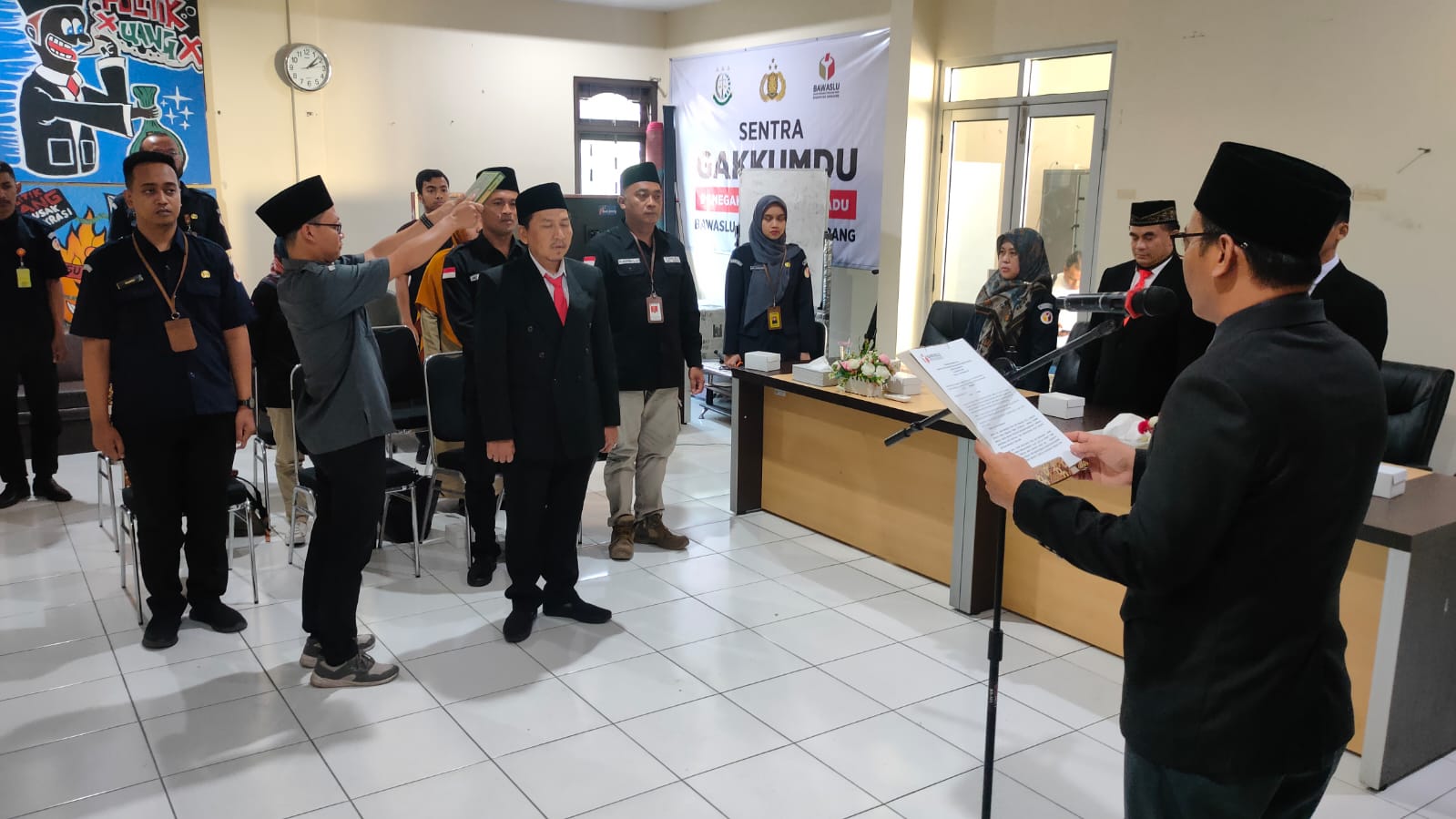 Ketua Bawaslu Kabupaten Semarang, Agus Riyanto melantik PAW Panwaslu Kecamatan Suruh di Aula Kantor Bawaslu Kabupaten Semarang. (13/11/2023)