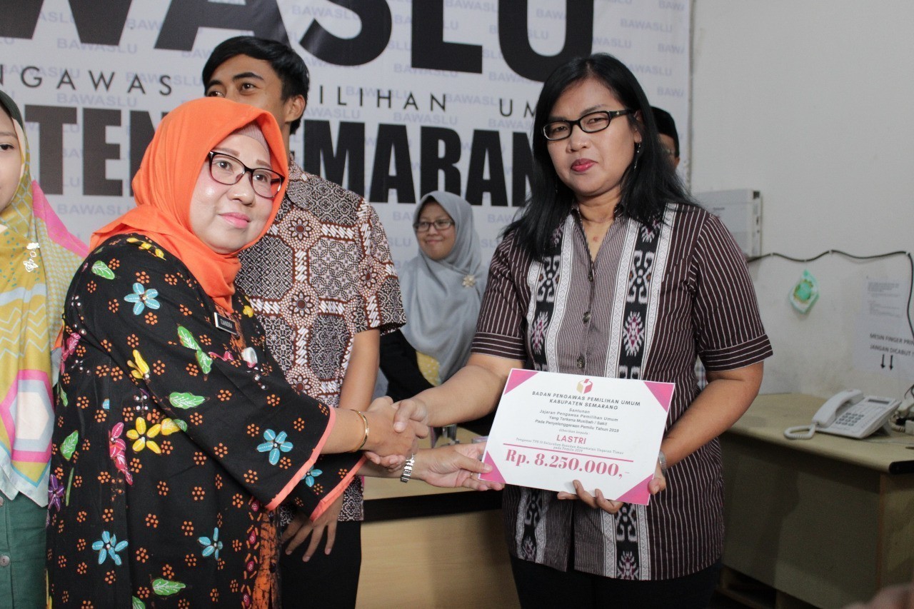 Bawaslu Serahkan Santunan Empat Tenaga Panwas yang Sakit Saat Bertugas