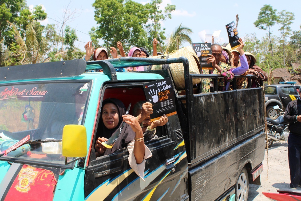 Pantik Semangat Lawan Politik Uang, Bawaslu Sapa Pedagang Pasar Canggal