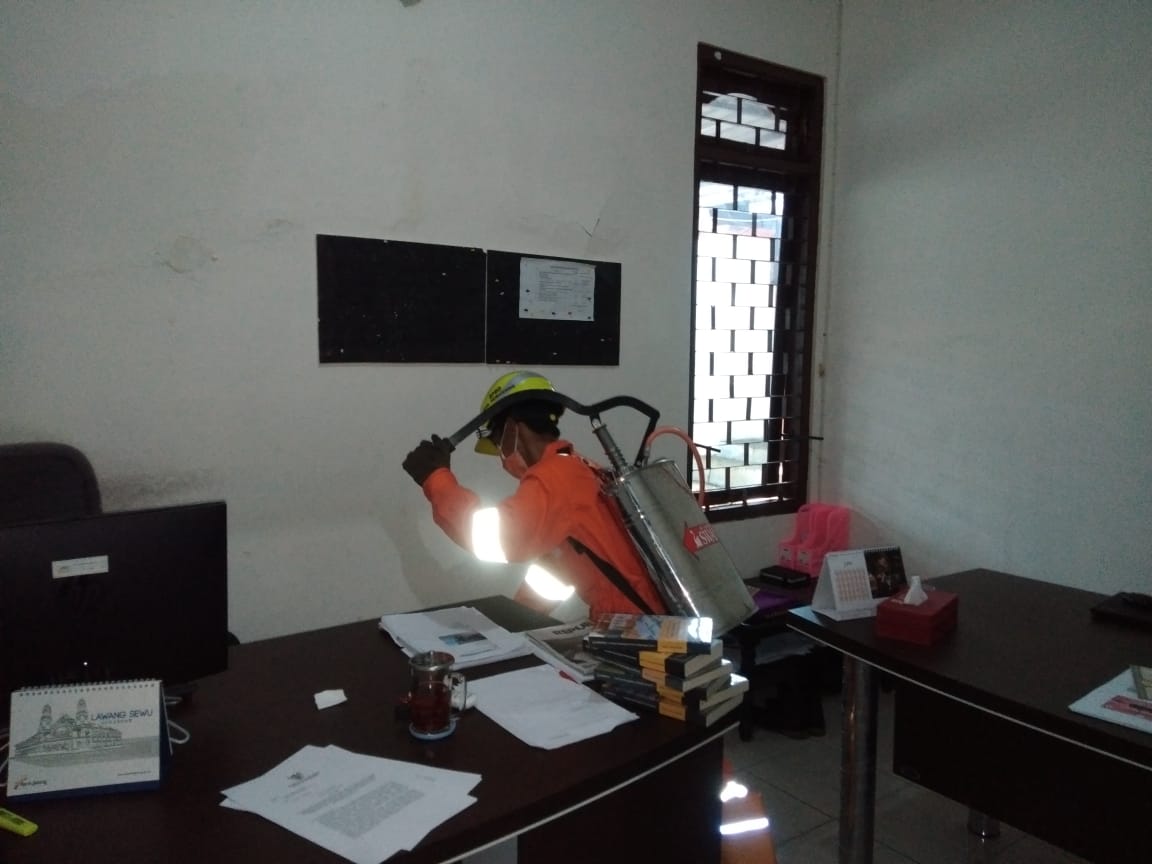 Cegah Korona, Kantor Bawaslu Kabupaten Semarang Disemprot Disinfektan