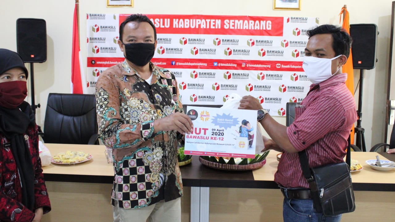 Peringati HUT Ke-12, Bawaslu Lakukan Donor Darah dan Pembagian Sembako di Tengah Pandemi Covid-19