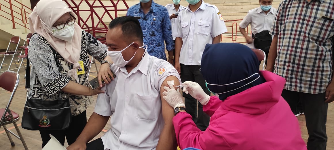 Seluruh Pimpinan dan Sekretariat Bawaslu Kabupaten Semarang di Vaksin Covid-19