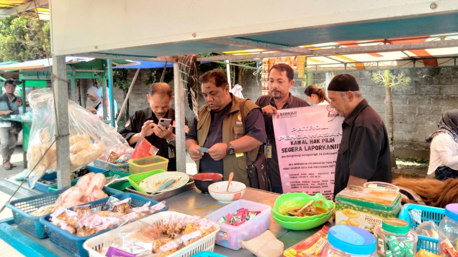 Patroli Kawal Hak Pilih, Panwascam Tengaran Temui Karyawan Pabrik Saat Istirahat