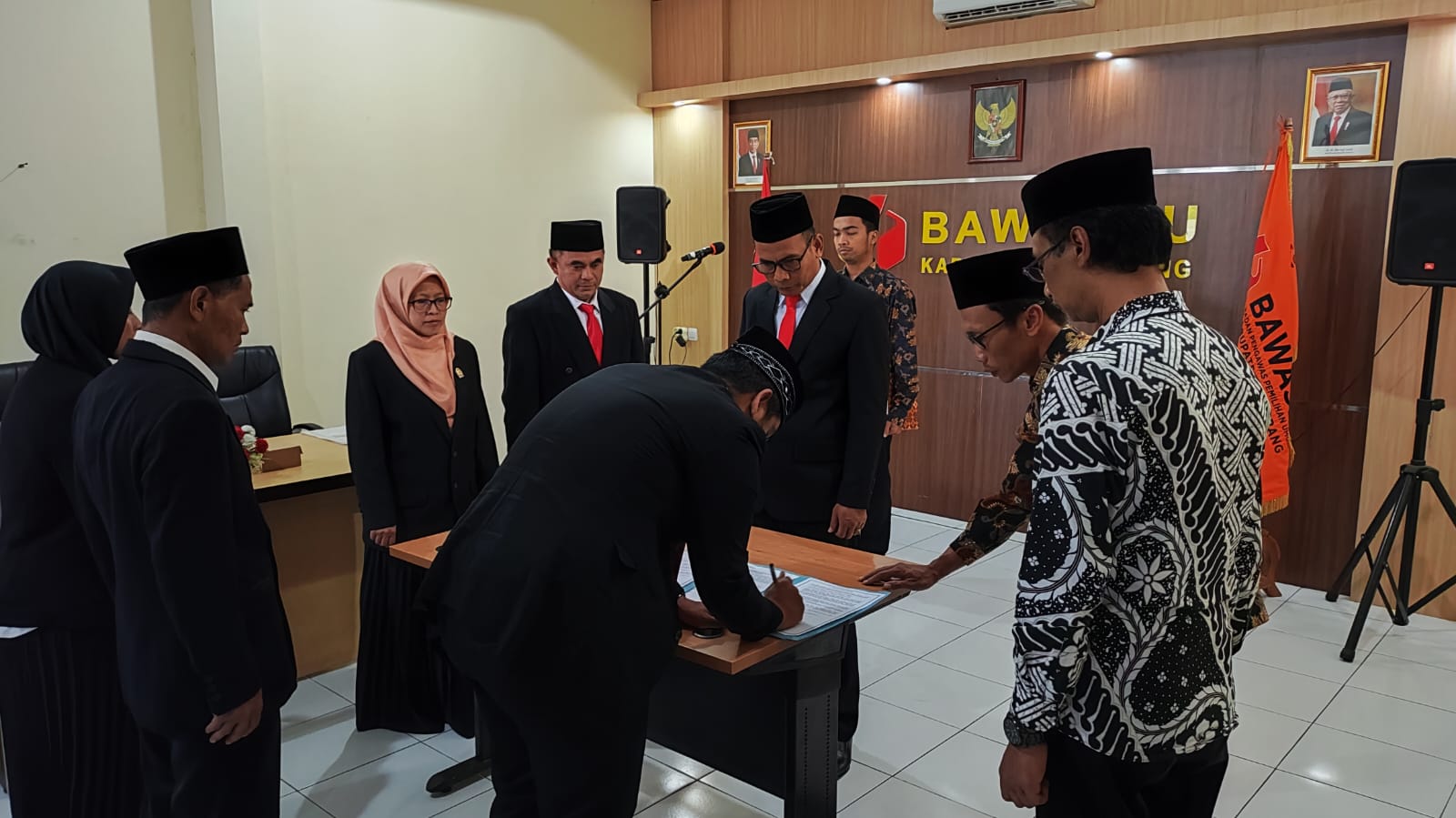 Lantik 3 PAW Panwascam, Ketua Bawaslu : Harus Segera Menyesuaikan!