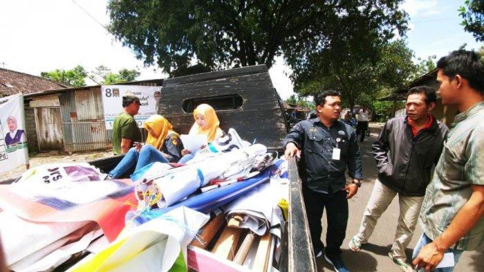 Bawaslu Kabupaten Semarang Tertibkan APK yang Terpasang di Lingkungan Kantor Pemerintah