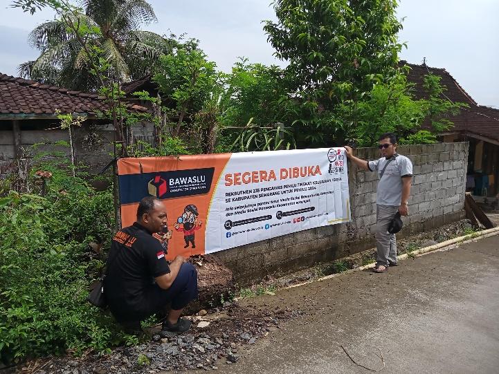 Panwascam Bancak Lakukan Jagongan Pemilu dengan Pekerja di Desa Jlumpang