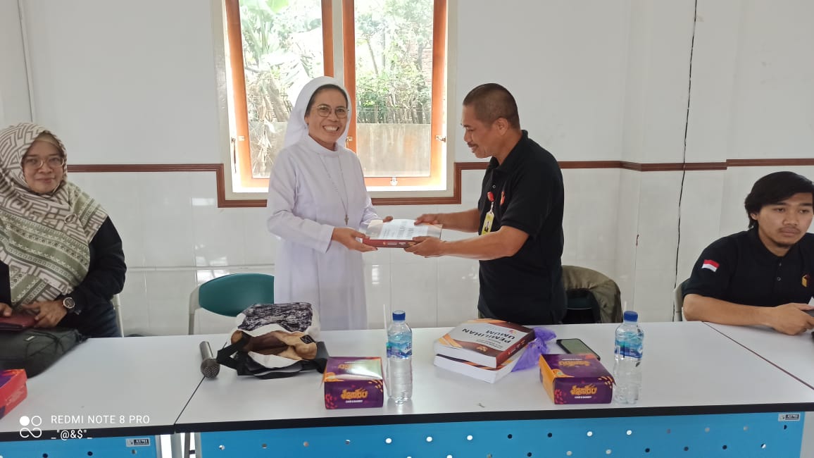 Jagongan Pemilu dengan Pemilih Pemula di SMA Sedes Sapientiae, Panwascam Jambu Berikan Buku