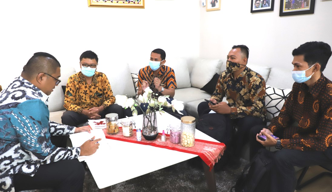 Bawaslu Kabupaten Semarang Menyerahkan Laporan Akhir Kehumasan kepada Bawaslu RI