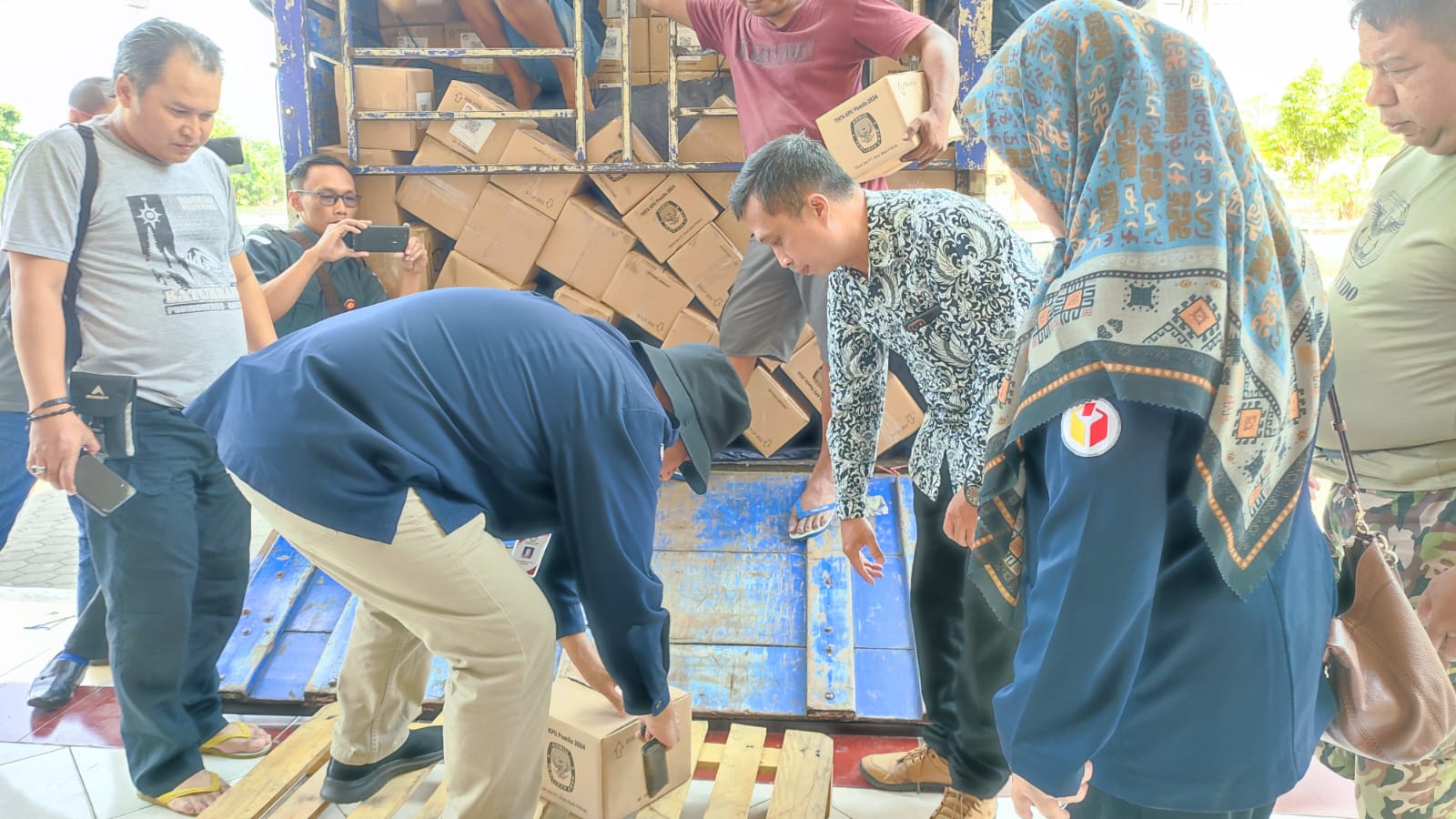 Pengawasan distribusi logistik Pemilu 2024, oleh Bawaslu Kabupaten Semarang.