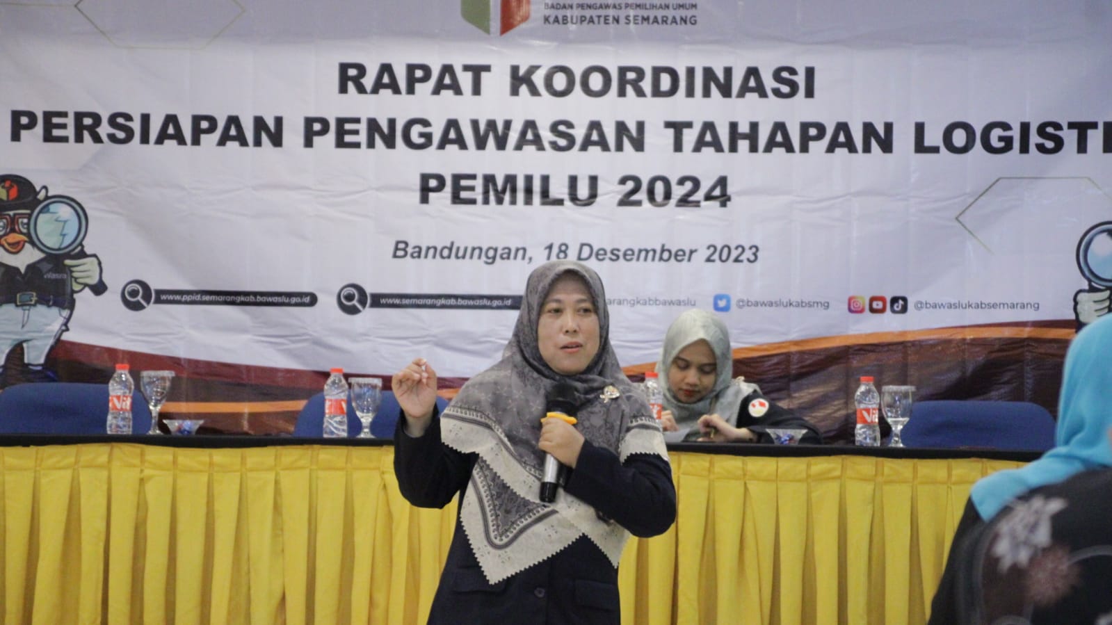 Kordiv SDMO Diklat Bawaslu Kabupaten Semarang, saat memaparkan materi dalam kegiatan Rakor Persiapan Pengawasan Tahapan Logistik Pemilu 2024, Bandungan 18/12/2023