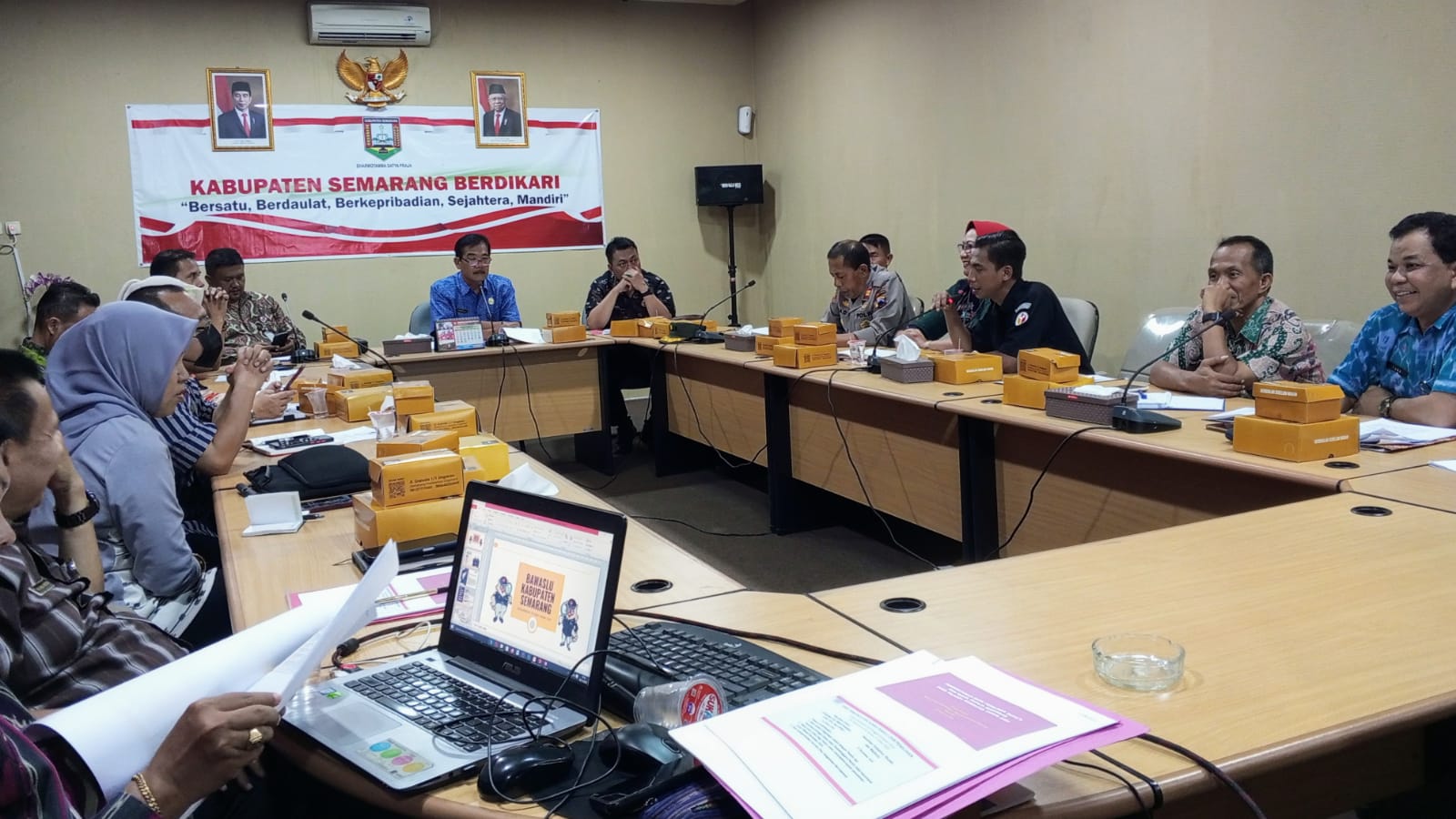 Anggota Bawaslu Kabupaten Semarang, Muharom Al Rosyid menyampaikan paparan pada rapat koordinasi Tim Desk Pilkada 2024, di Ruang Rapat Sekda Kabupaten Semarang, Selasa (28/11/2023)