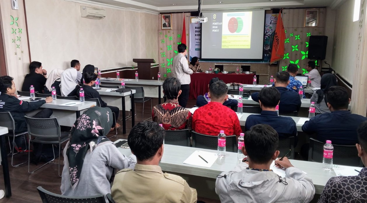 Narasumber sedang menjelaskan materi tentang cara menangkal berita bohong (Hoax), Rabu 29/11/23