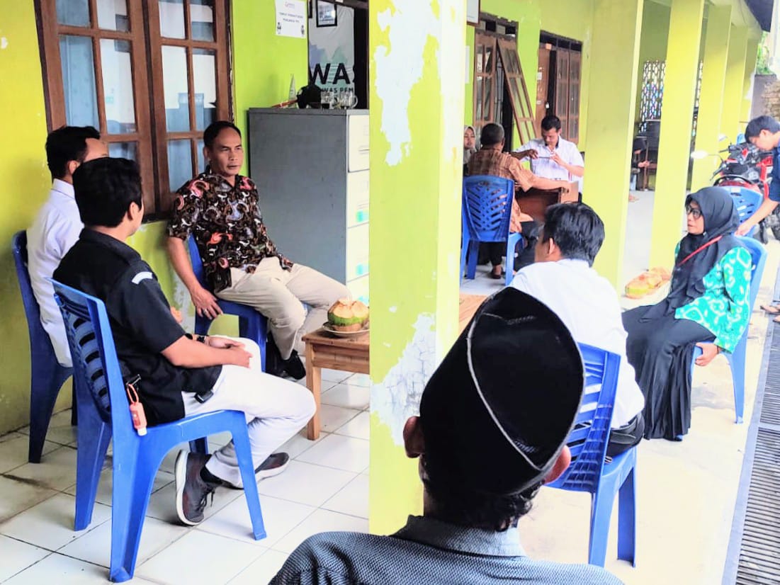 Ketua Bawaslu Kabupaten Semarang melakukan supervisi pendaftaran PTPS di kantor Panwaslu Kecamatan Pabelan
