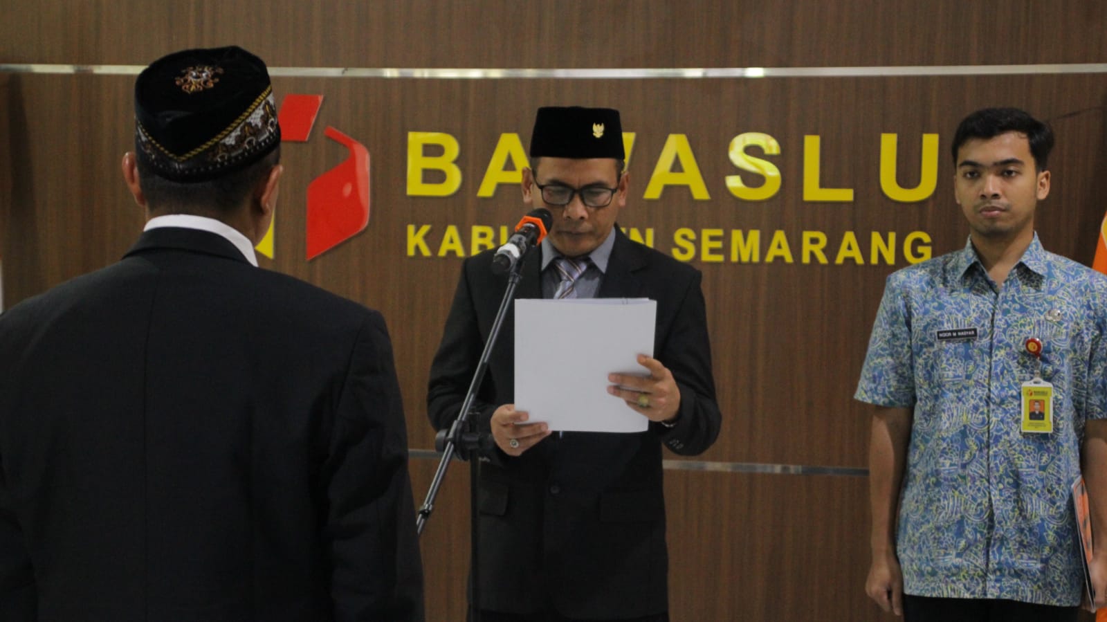 Ketua Bawaslu Kabupaten Semarang, Agus Riyanto mengambil sumpah/janji jabatan anggota Panwascam pada Pemilu 2024 kepada PAW panwascam terlantik