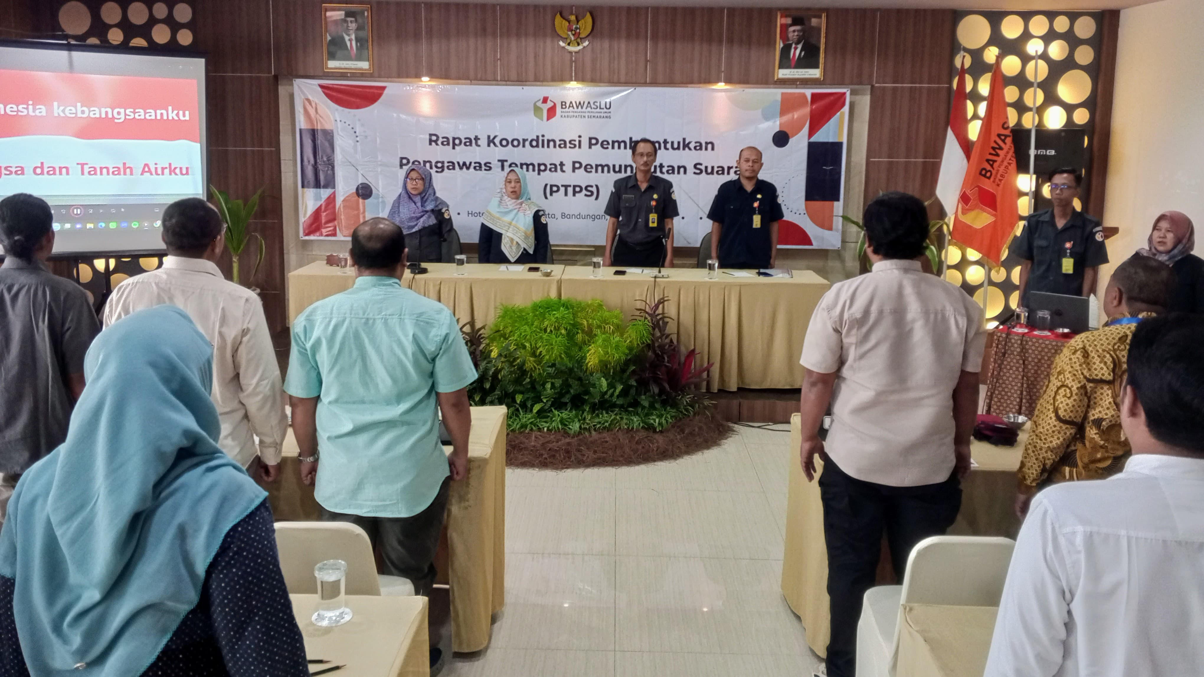 Peserta rapat menyanyikan lagu kebangsaan, Indonesia Raya