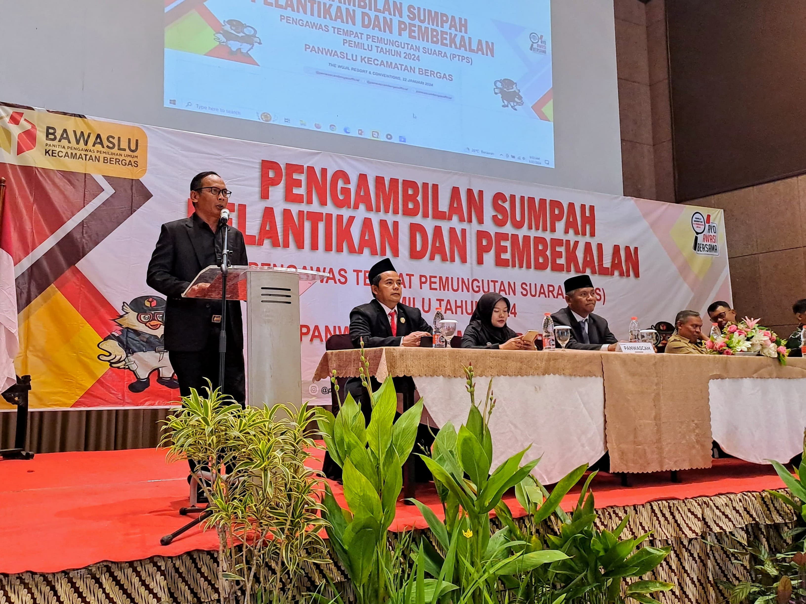 Ketua Bawaslu Kabupaten Semarang menyampaikan sambutan pada pelantikan dan pembekalan Pengawas TPS