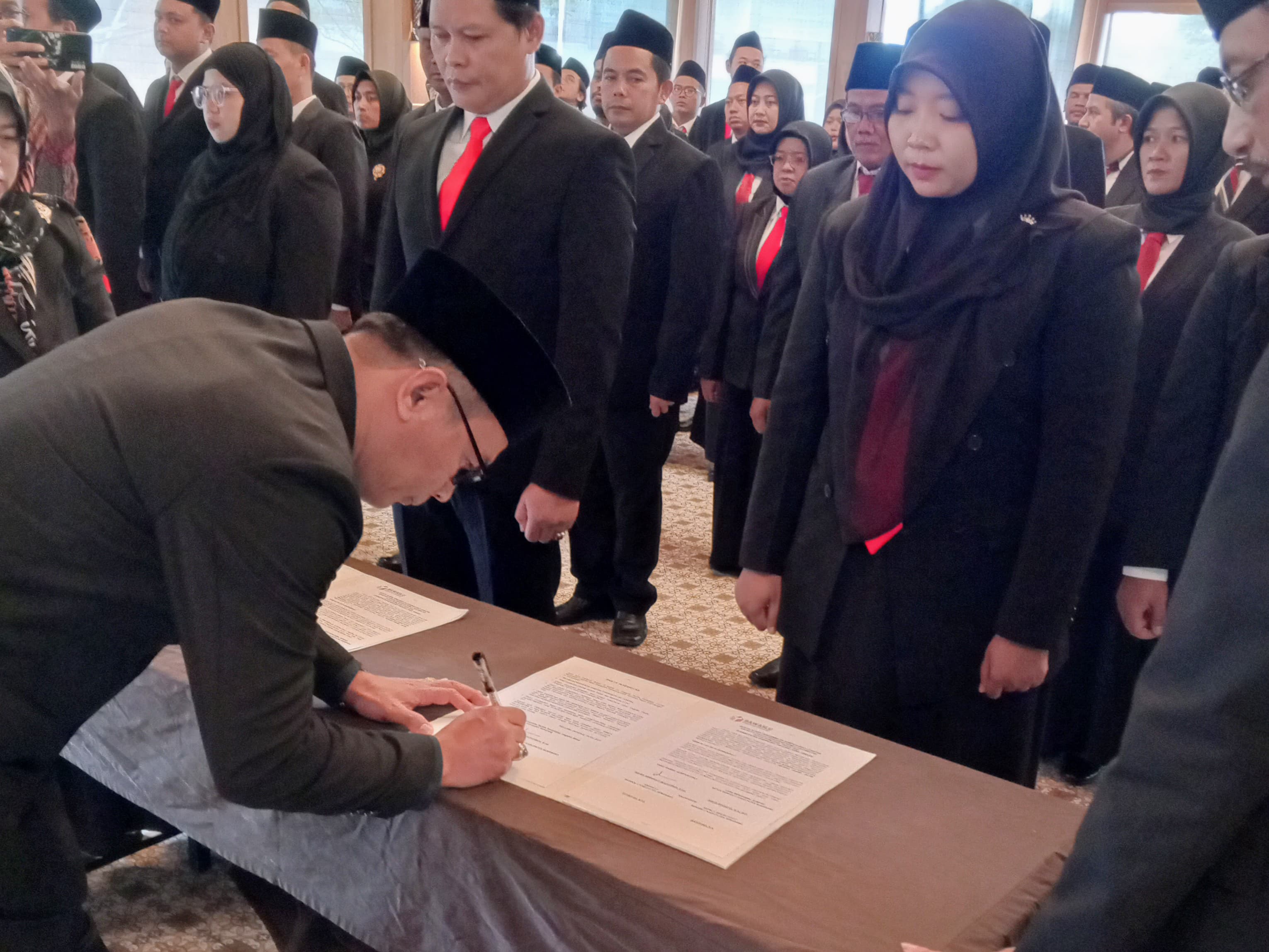 Ketua Bawaslu Kabupaten Semarang Agus Riyanto memberikan pengesahan sumpah dan janji pelantikan Panwascam se-Kabupaten Semarang, di Hotel Griya Persada Bandungan,Jum'at 24 Mei 2024