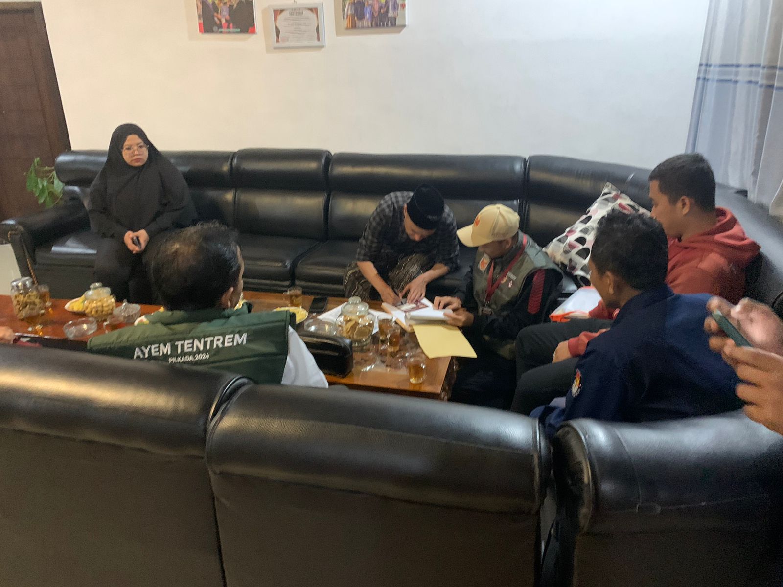 Salah satu Anggota DPRD Kabupaten Semarang sedang menandatangani Formulir   Model-A data pemilih dari petugas pemutakhiran data pemilih dalam Pilkada 2024 mendatang.