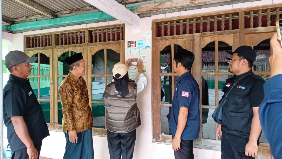 Ketua Panwaslu Kecamatan Bancak Adhi Yusuf Nugroho (paling kanan) dan PKD Wonokerto Muntakhob Widya (paling kiri) lakukan pengawasan coklit di kediaman KH. Nurul Huda di Wonokerto (24/6/2024)