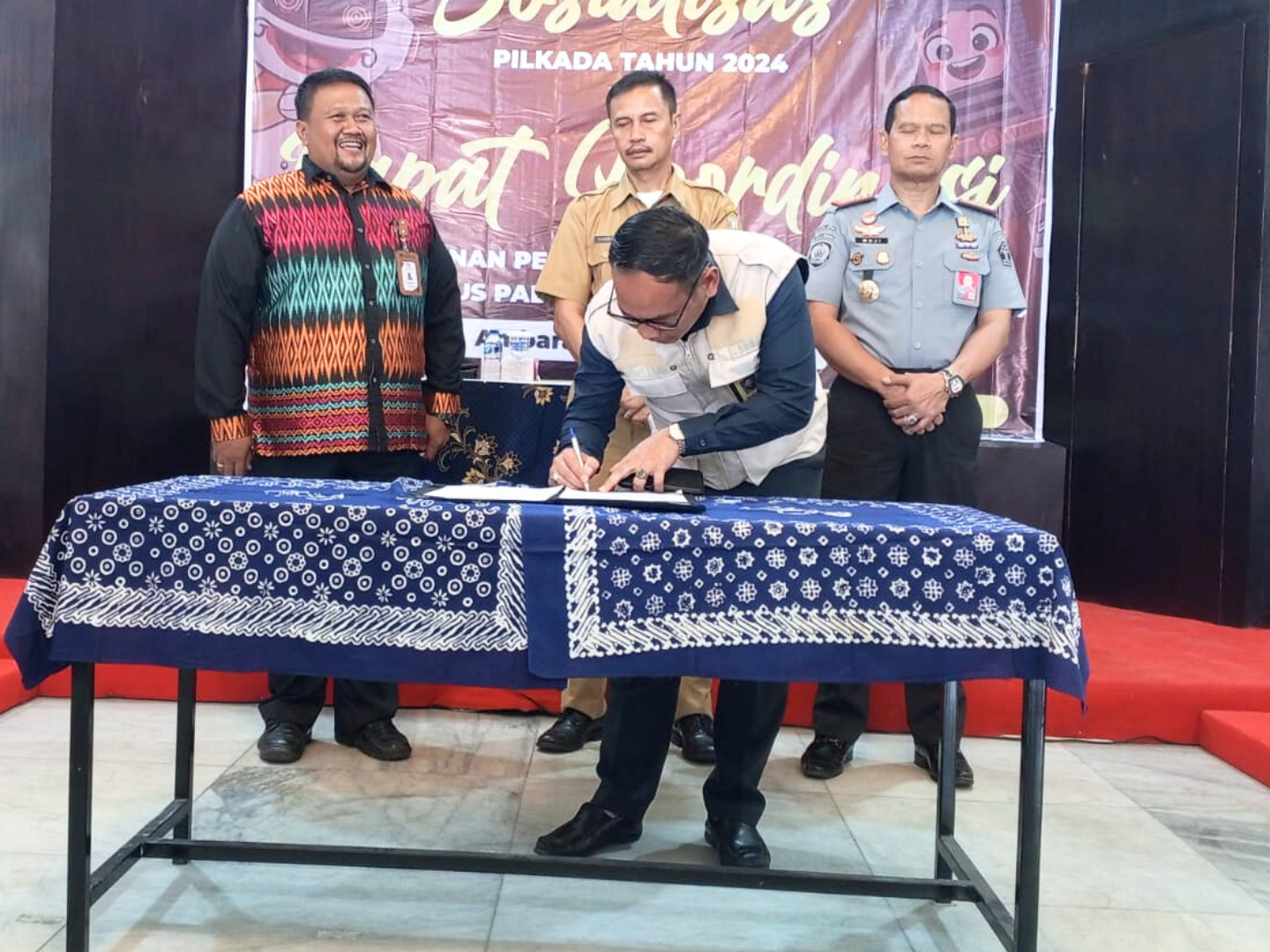 *Foto: Ketua Bawaslu Kabupaten Semarang menandatangani berita acara pembentukan TPS di lokasi khusus (Lapas Ambarawa Kelas II A)