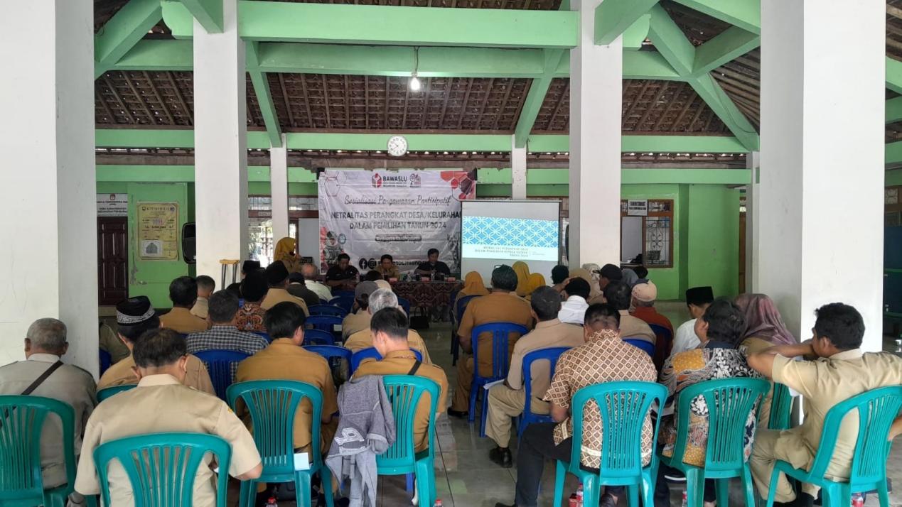 Camat dan Panwascam Tengaran menyampaikan materi terkait netralitas perangkat desa pada Pemilihan Serentak 2024.