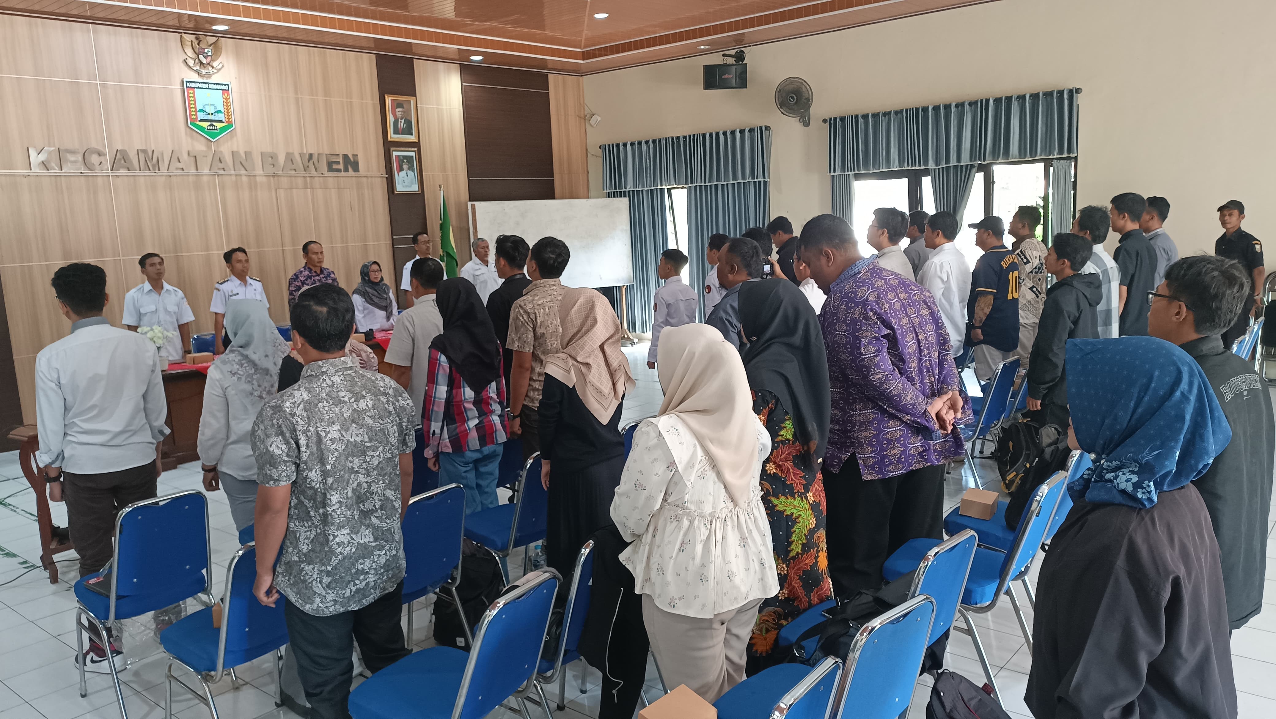 Menyanyikan lagu kebangsaan