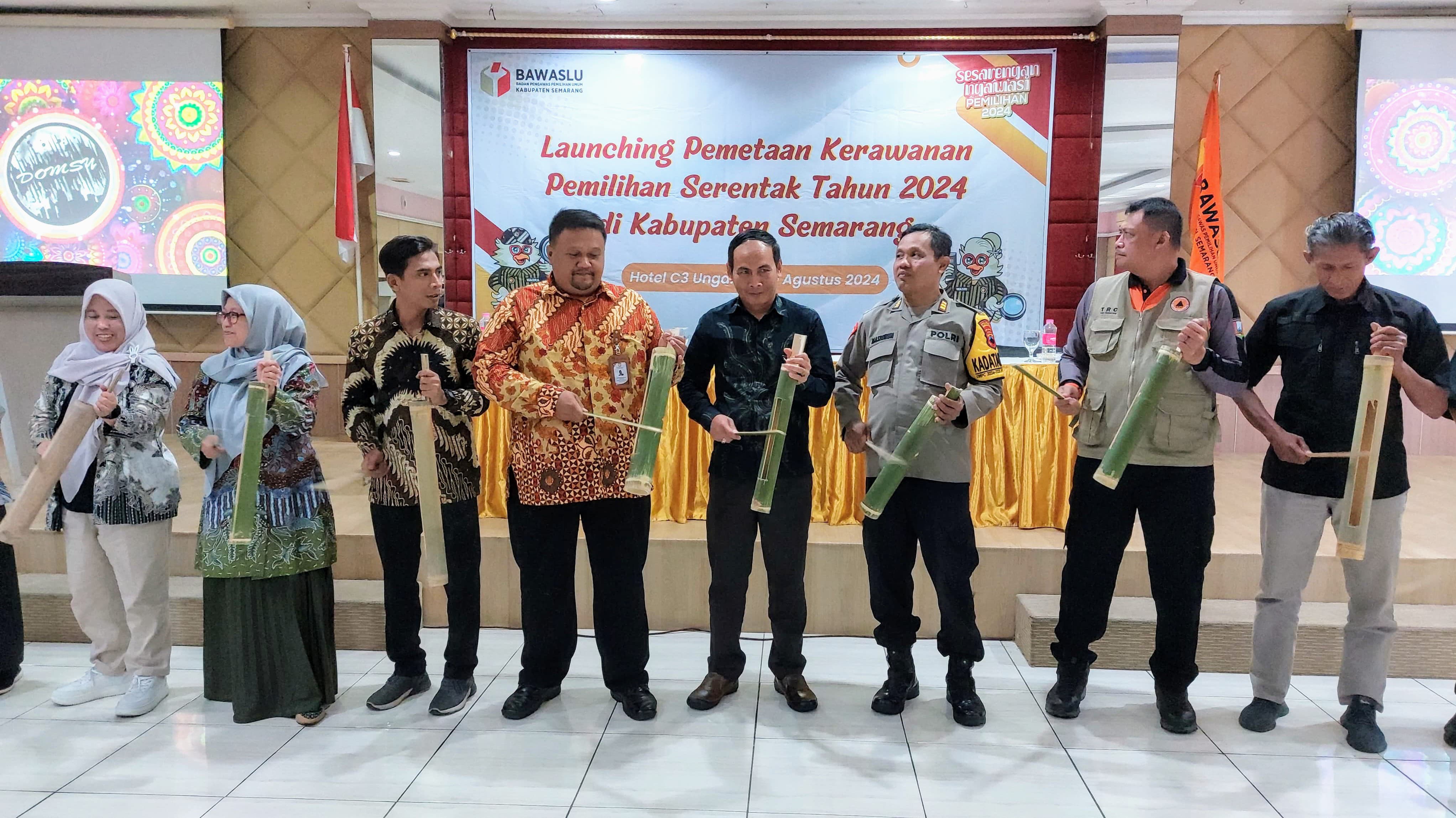 Pemukulan kentongan sebagai tanda Launching Pemetaan Kerawanan Pemilihan Serentak Tahun 2024