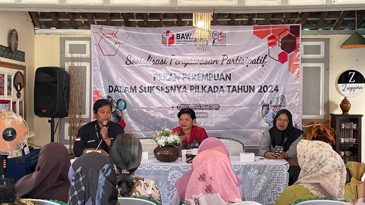  Romdhon Fitriyanto menyampaikan materi dalam Kegiatan Sosialisai Pengawasan Partisipatif Perempuan.