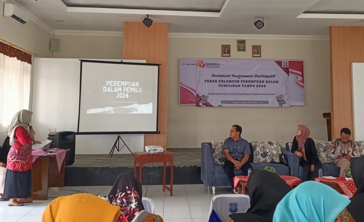 Ketua TP PKK Kecamatan Bancak, Ning Indarti, sedang menyampaikan penjelasan kepada peserta Sosialisasi Pengawasan Partisipatif yang digelar Panwaslu Kecamatan Bancak pada Rabu (11/9/2024)