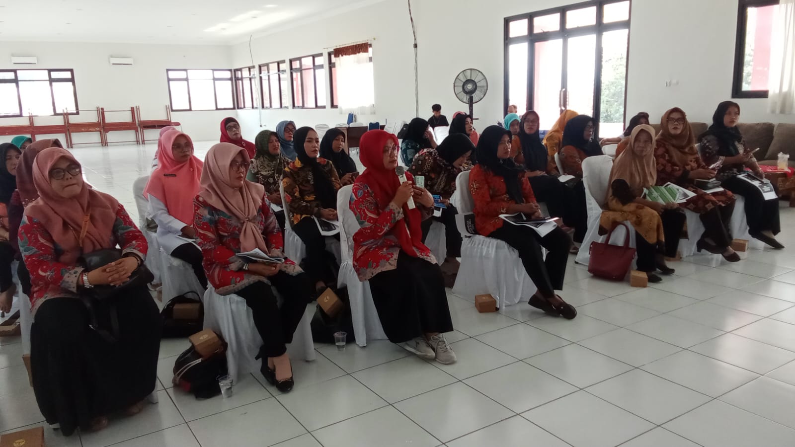 Peserta berdiskusi dengan narasumber dalam acara Sosialisasi Pengawasan Partisipatif yang diselenggarakan Panwaslu Kecamatan Bancak pada Rabu (11/9/2024)