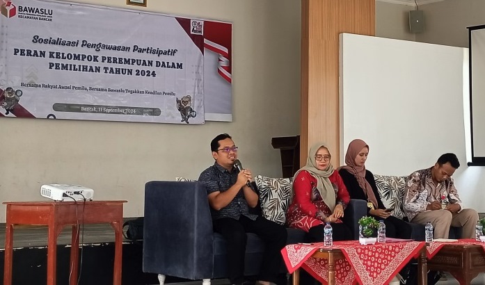 Ketua Panwaslu Kecamatan Bancak Adhi Yusuf Nugroho, S.E.  menyampaikan penjelasan kepada peserta Sosialisasi Pengawasan Partisipatif yang digelar Panwaslu Kecamatan Bancak pada, Rabu (11/9/2024)