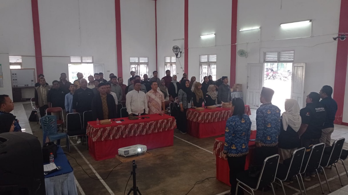 Seluruh peserta menyanyikan lagu kebangsaan Indonesia Raya saat kegiatan