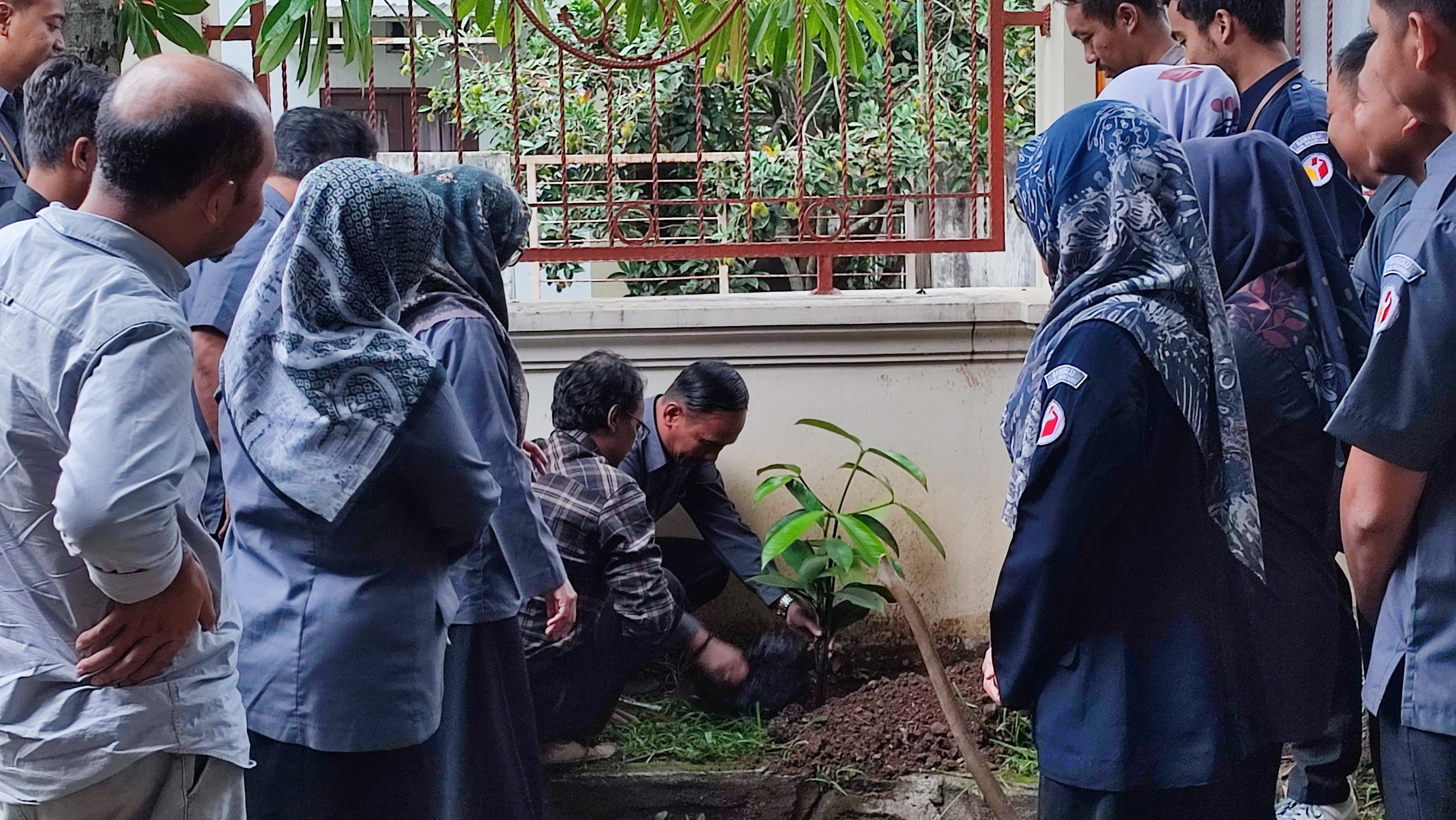 Ketua dan Kepala Sekretariat Bawaslu Kabupaten Semarang melakukan penanaman pohon integritas