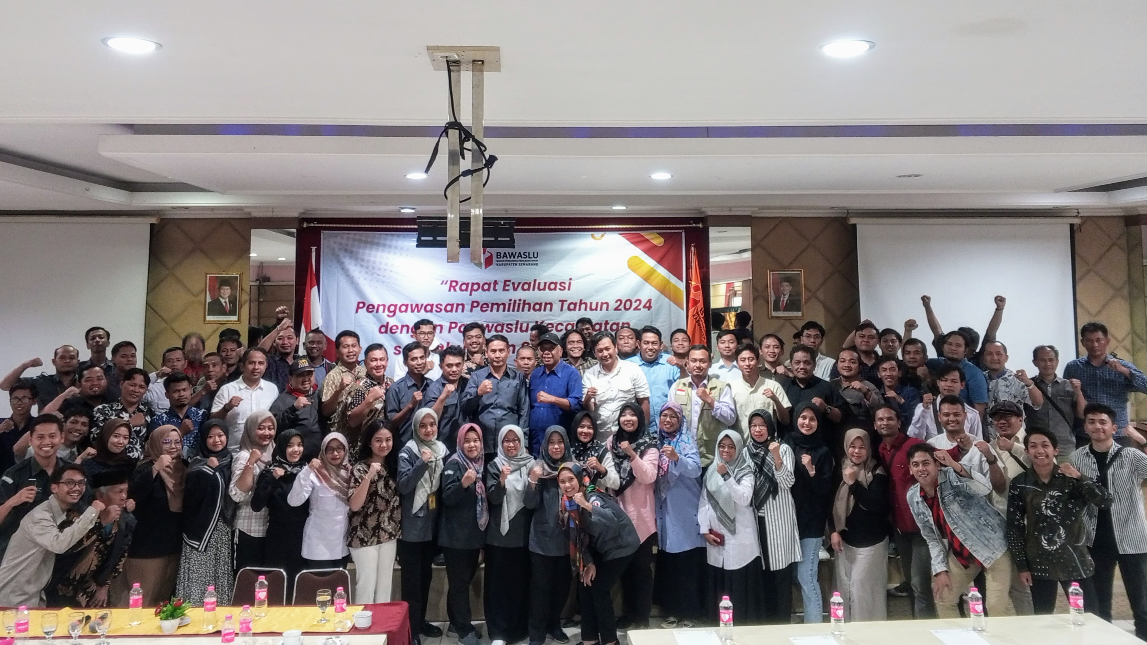 Foto bersama seluruh peserta usai kegiatan