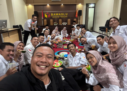 Keseruan buka bersama di kantor Bawaslu Kabupaten Semarang